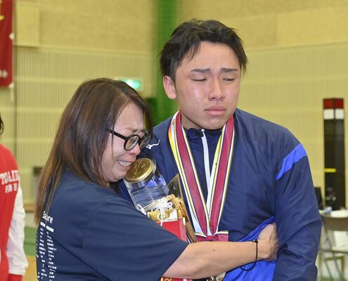 表彰式後、母・繭子さん（左）に抱きしめられる栃商の中浦＝島根県安来市民体育館、広瀬華撮影