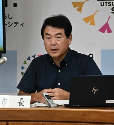 ＬＲＴ西側延伸の開業時期延期について説明する佐藤市長＝29日午後、宇都宮市役所