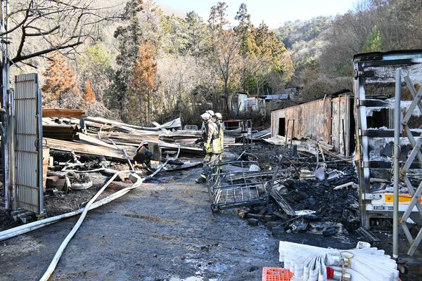 建物が全焼したとみられる火災現場＝29日午前10時50分、足利市樺崎町