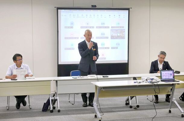 県道路啓開計画の改定について説明する横尾県土整備部長(中央)=1日午後、県庁北別館