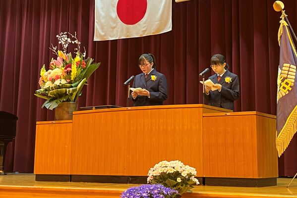 旅立ちの言葉を述べる松本さん（左）、山越さん