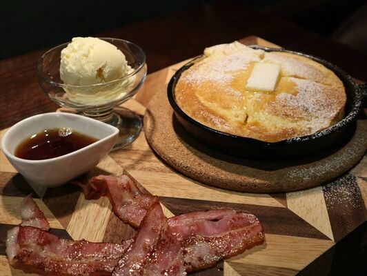 店一押しのフードメニュー「ホットケーキ」（右）