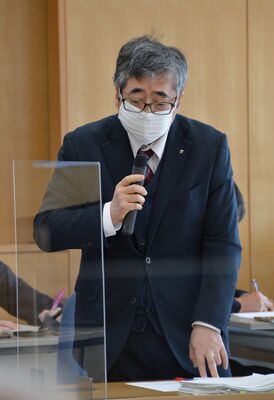 全員協議会で報告書について町議の質問に答える入野町長＝26日午前、市貝町市塙