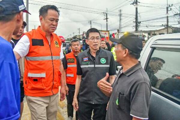 タイ南部ソンクラー県ハジャイの洪水被災地を視察するアヌティン首相(左)=11月22日(タイ政府提供・共同)