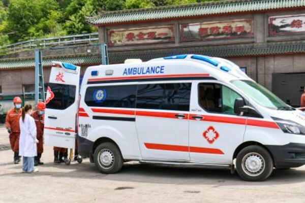救助活動が行われるガス爆発事故があった中国山西省長治市の炭鉱=23日(新華社=共同)