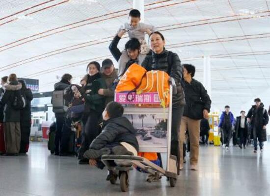 春節の帰省や旅行に伴う特別輸送態勢「春運」が始まり、北京首都国際空港を行き交う人たち。日中関係の悪化を受け、人気旅行先だった日本は大手旅行会社の集計でランキング上位10位から外れ、訪日客は大幅に減少する見込みだ=2日(共同)