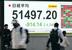 　大幅反落した日経平均株価の終値を示すモニター＝４日午後、東京都中央区