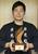 制作したトロフィーを持つ大島さん