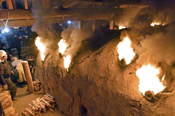 大口上げで炎を噴き出す大登り窯＝18日午前２時50分、益子町益子