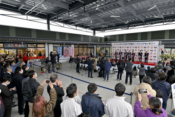 開業を迎え、テープカットが行われた「フレスポうつのみや市場」