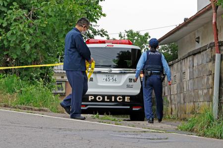 　２人の遺体が見つかった住宅へ向かう長野県警の車両＝１日午後、長野県東御市