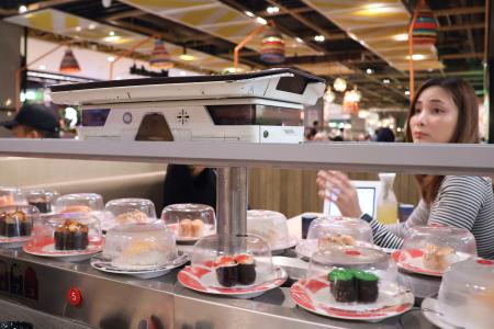 　小西史彦さんが経営する回転ずし店「すし金」で提供されるすし＝２０２５年７月、マレーシア北部ペナン島（共同）