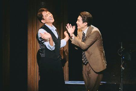 ミュージカル「MURDER for Two」より。坂本昌行(左)と海宝直人(撮影・関口佳代)