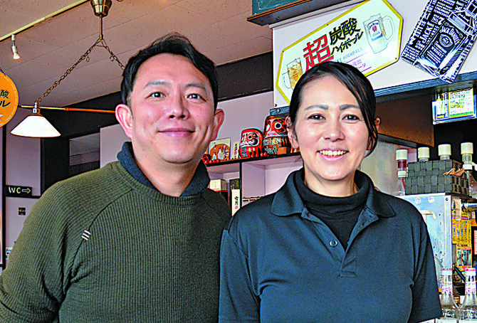 店主の遠藤長さん(左)と妻の愛さん