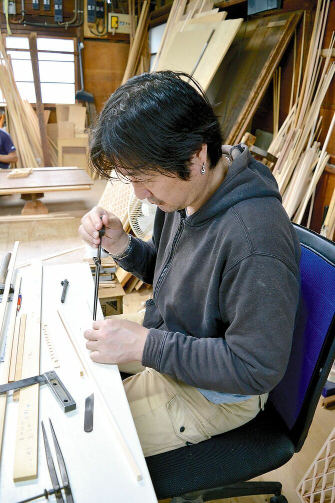 　　　　墨付けをする友也さん