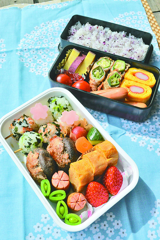 高橋さんの「しいたけの肉詰めと団子ご飯弁当」（写真㊨手前）と荒木さんの「オクラ肉巻きの弁当」（同奥）