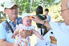 子どもの額に朱印、無病息災願う　足利富士浅間神社でペタンコ祭り　