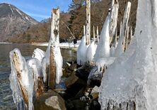 奥日光・中禅寺湖で「しぶき氷」　自然の造形美が観光客ら魅了　20日は大寒