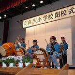 「最後の卒業生という誇り」　日光・安良沢小で閉校記念式典　雪降る中バル…