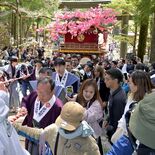 日光二荒山神社で「弥生祭」 東西11町の花家体集結、参道一気に駆け上がる