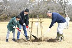 児童ら「名所」で緑化活動