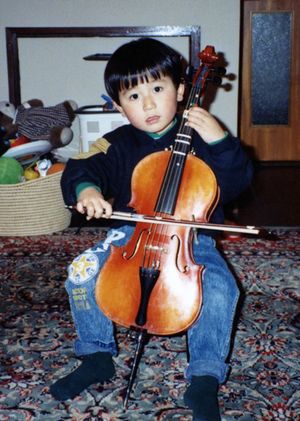 チェロを弾く３歳頃の大さん