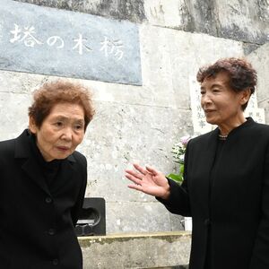 異国で眠る父へ誓う不戦　さくら市の小堀さん、菅谷さん　沖縄「栃木の塔」追悼式に初参列