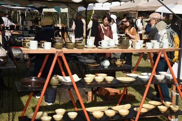 様々な作品のテントが並ぶ陶器市