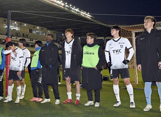 試合後、サポ-ターにあいさつする栃木SCの選手たち。大勝の一方で笑顔は少なかった=長野Uスタジアム、森田大地撮影