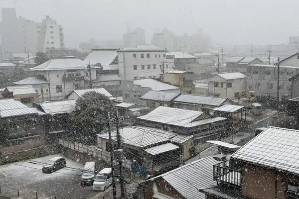 屋根などに雪が降り積もった宇都宮市中心部＝13日午後３時40分