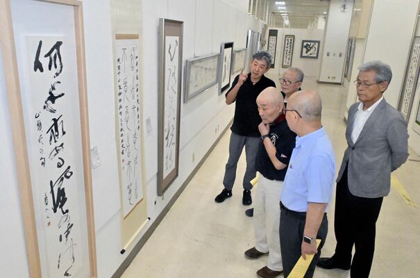 下野書展賞を選ぶ審査員＝２日午後４時、宇都宮市インターパーク６丁目、近藤文則撮影