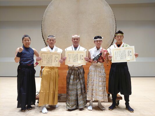 コンテスト終了後に賞状を手にする光さん（中央）、龍さん（左から２人目）、太蔵さん（右端）と出場した岩舟武蔵太鼓のメンバー（光さん提供）