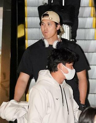 　米マイアミの空港に到着したＷＢＣ日本代表の大谷翔平（奥）＝１１日、マイアミ（共同）