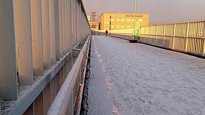 16日午前7時すぎのJR矢板駅高架橋の様子