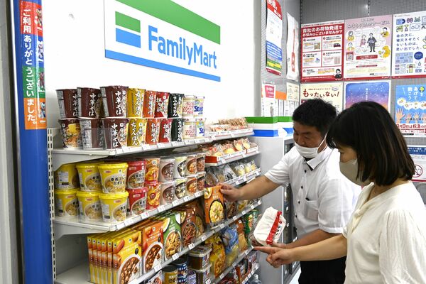 茂木郵便局に設置されたファミリーマートの陳列棚＝28日午前、茂木町