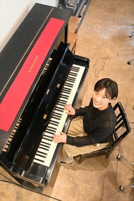 イースタインの前に座る蔵所さん