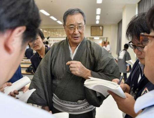 横綱審議委員会の稽古総見に出席し、取材に応じる北の富士勝昭さん。粋な着物姿と硬軟織り交ぜたコメントで長く角界のご意見番として愛された=2018年8月、東京・両国国技館の相撲教習所