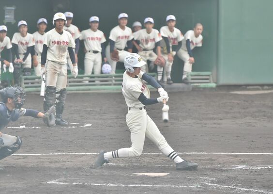 １回、作新の山岸が先制の左越え適時二塁打を放つ＝群馬県高崎市城南野球場