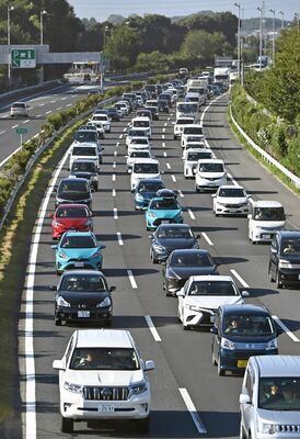 お盆の帰省などで渋滞する東北自動車道下り線＝11日午前７時35分、宇都宮市宝木本町