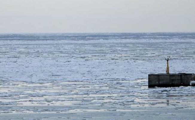 　北海道紋別市で接岸が確認された流氷＝２日午後３時５０分ごろ（紋別市提供）
