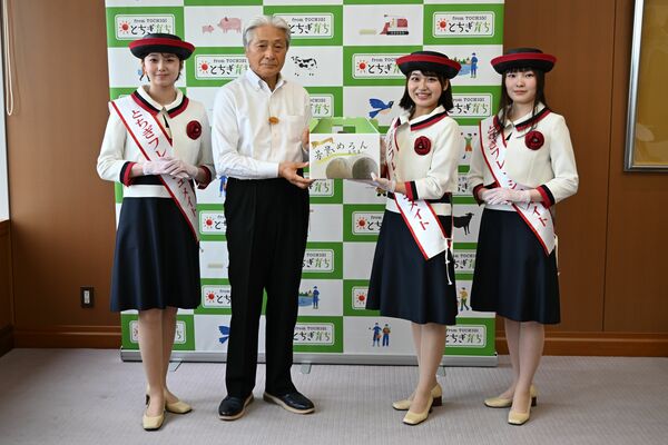 福田知事(左から2人目)に真岡産メロンを手渡すフレッシュメイトの3人=10日午前、県庁