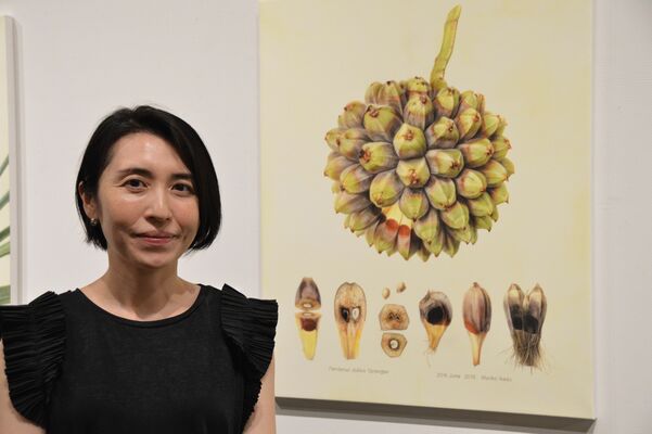 タコノキ属の果実を描いた主要な作品の一つ「パンダヌスドゥビアス」と並ぶ池田さん