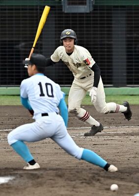 ７回、作新の土井が中前適時打を放つ＝県営