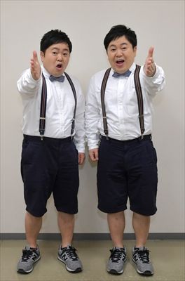 「ちょっと、ちょっとちょっと！」とポーズを決めるザ・たっちのたくや（左）とかずや＝宇都宮市内