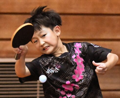 男子ホープス決勝リーグ　鈴木（卓桜会）－増渕（めしだ）戦　第３ゲーム、鈴木がフォアでレシーブ