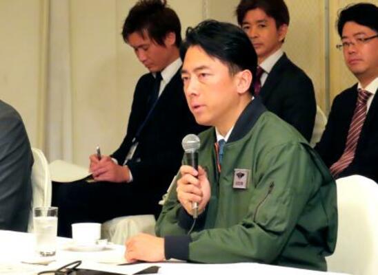 　沖縄県名護市の渡具知武豊市長らと面会する小泉防衛相＝７日午後、那覇市