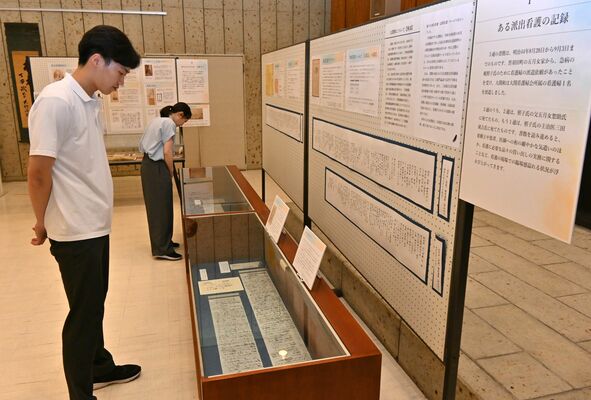 大関和の自筆書簡などが並ぶ特別展示=8日午前、県立図書館