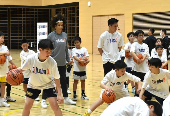 ナタリアさん（奥）から指導を受ける子どもたち＝日環アリーナ栃木