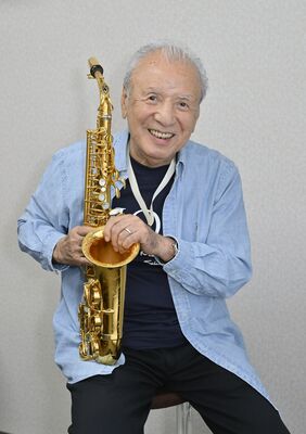 サックスを手に笑顔を見せる渡辺貞夫＝東京都新宿区、河野光吉撮影