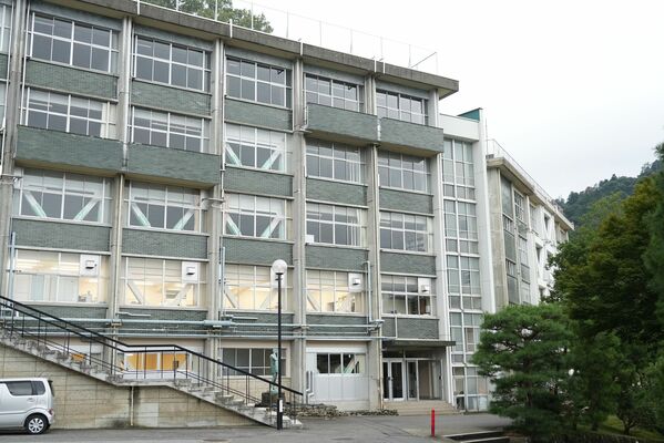 26年度以降、学生の募集を停止する国学院大栃木短大＝３日午後４時55分、栃木市平井町